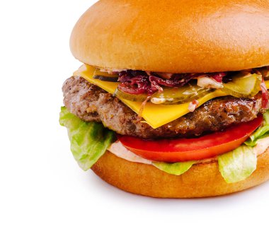 Etli köfte, çedar peyniri, taze marul ve olgun domatesli sulu hamburger. Canlı renkler ve dokular bu hamburgeri lezzetli ve iştah açıcı gösteriyor..