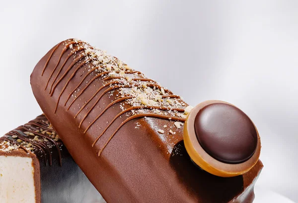 İki zengin çikolatalı dondurmanın üzerinde yumuşak dolgular ve bir tutam çikolata var. Tatlı, yumuşak ve hafif bir yüzeye ayarlandı..