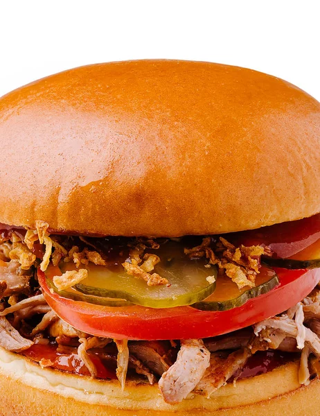 Bu lezzetli sandviçin içinde yumuşak domuz eti, taze dilimlenmiş domates, çıtır çıtır turşu ve gevrek soğan parçaları var. Tatmin edici bir yemek için mükemmel..