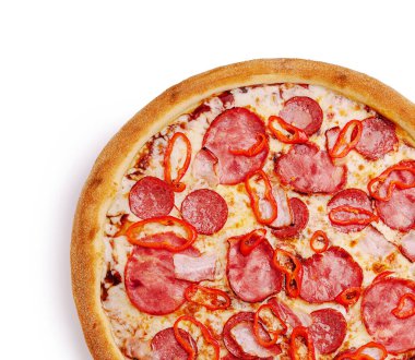 Yuvarlak bir pizza lezzetli pepperoni ve baharatlı kırmızı biber dilimleriyle kaplı çıtır bir kabuk içerir. Toplantıda paylaşmak ya da akşam yemeğinde eğlenmek için mükemmel..