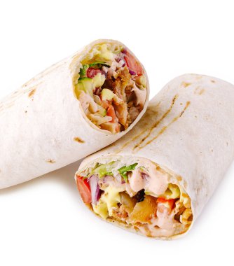 Izgara dürüm katmanları dolusu lezzetli et, taze marul, domates ve kremalı sos. Bu lezzetli ziyafet lezzetli bir lokma sunuyor, hızlı bir öğle yemeği ya da atıştırmalık için her zaman mükemmel..