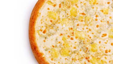 Bu ağız sulandıran pizza altın-kahverengi kenarlı kalın bir kabuğa sahiptir. Zengin malzemeler arasında erimiş peynir ve lezzetli malzemeler var. Herkesi bir ısırık almaya davet ediyorlar..