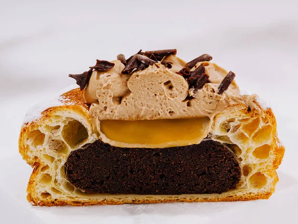 Zengin bir tatlı sergisi katmanları koyu çikolatalı pasta, kremalı dolgu ve çırpılmış sos. Kusursuz kaplama, bu ikram hoşgörüyü davet ediyor. Tatlı aşıklar için her zaman idealdir.