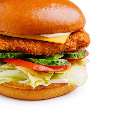 Çıtır tavuklu sandviç kıvırcık salata, domates, salatalık ve peynirle doludur. Hepsi yumuşak, kızarmış bir çöreğin içinde. Taze malzemelerin canlı renkleri lezzeti vurgular..