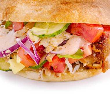 Sulu et, taze sebze ve kremalı sosun yer aldığı bir torta vurgulandı. Renkli domates, soğan ve marul katmanları öğle yemeği için mükemmel bir davet yemeği yaratır..