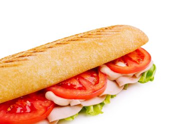 Taze bir sandviç, hindi katmanları, kıtır marul ve sulu domatesle doludur. İştah açıcı ve yemeye hazır görünüyor, öğle yemeği ya da atıştırmalık için mükemmel..