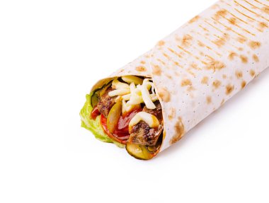 Lezzetli bir dürüm ızgara et, marul, domates ve turşuyla doludur. Hepsi de güzelce tortilla ile sarılmış. Bu lezzetli yemek, beslenmeyle dolu hızlı bir yemek için mükemmel..