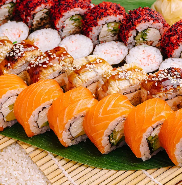 Renkli suşi ruloları bambu hasırının üzerine güzelce dizilir. Çeşitli türlerde taze somon, gevrek sebzeler ve lezzetli soslar bulunur. Sıradan bir yemek ya da toplanma için mükemmel..
