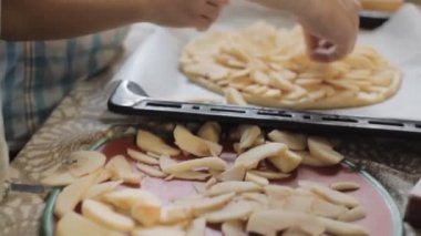 Aile ile bir pasta elma hazırlanıyor.