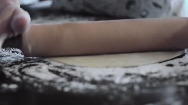Närbild på kvinnliga arbetar med brödkavel på bord. — Stockvideo