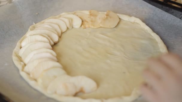 La familia está preparando un pastel con manzanas . — Vídeos de Stock