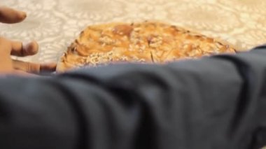 aşçı elmalı turta özel bir bıçakla keser.