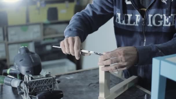 Master Measures the Board in the Workshop — Stock Video