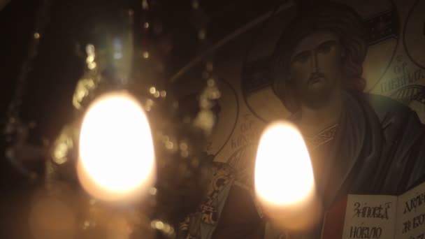 Las velas se encienden cerca de los iconos. la imagen de Jesús . — Vídeos de Stock