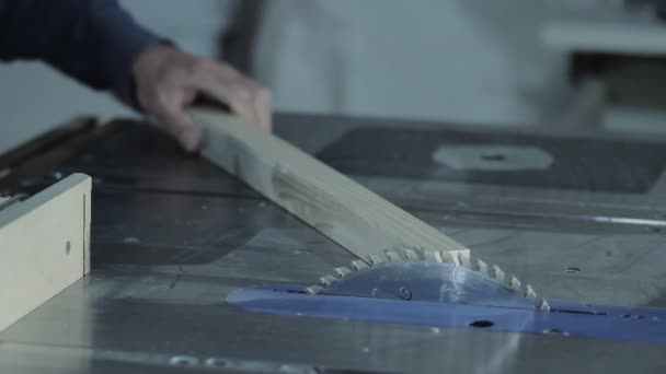 Ręka mistrza deska do krojenia na maszyny do obróbki drewna. — Wideo stockowe