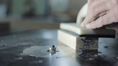 El Master kesme tahtası üzerinde ahşap işleme makineleri.