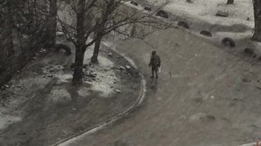 Adam içinde belgili tanımlık kar şehirde