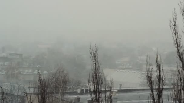 Iglesia a través de la ventana en el clima de invierno — Vídeos de Stock