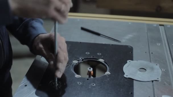Maestro repara la máquina de carpintería — Vídeos de Stock