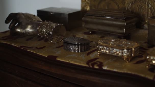 Die Reliquien der Heiligen Nikolaus im Kloster — Stockvideo