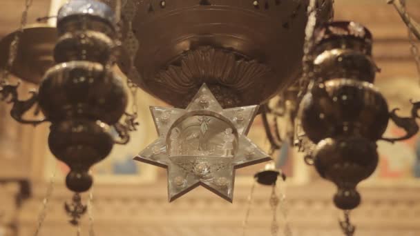 Estrella de Navidad bajo la araña en la Iglesia — Vídeos de Stock