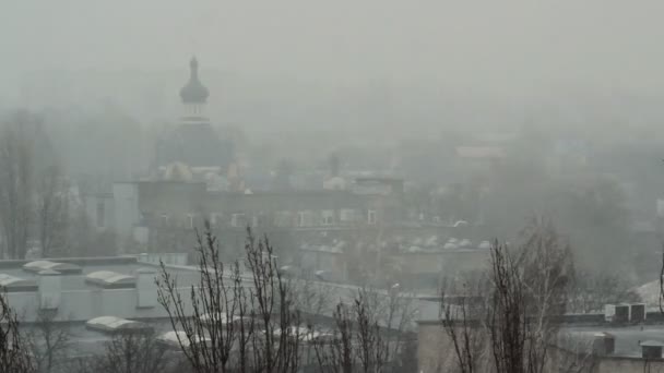 Церква Серед будинків у сніжній погоді — стокове відео