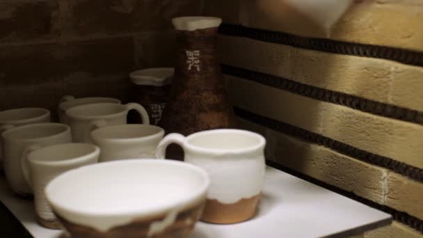 Keramiske produkter som settes inn i ovnen – stockvideo
