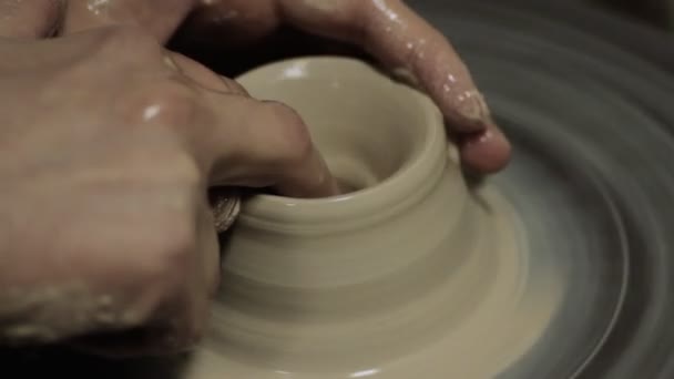 Potter crea el producto en la rueda de un alfarero — Vídeo de stock