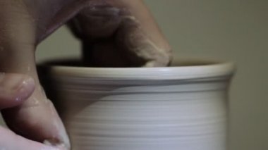 Potter ürün Potter's tekerlek üzerinde oluşturur.