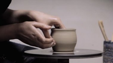 Potter ürün Potter's tekerlek üzerinde oluşturur.