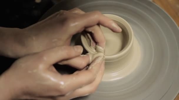 Potter crée le produit sur une roue de potier — Video