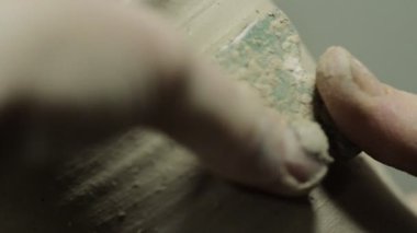 Potter onun ürün üzerinde bir haç görüntüsünü oluşturur