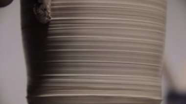 Potter bir fincan ile özel bir araç oluşturur.