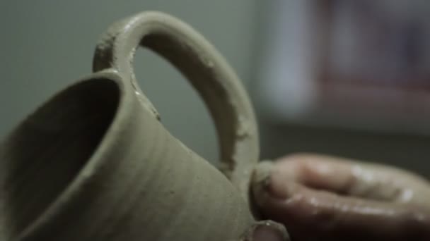 Potter crea taza de arcilla — Vídeo de stock