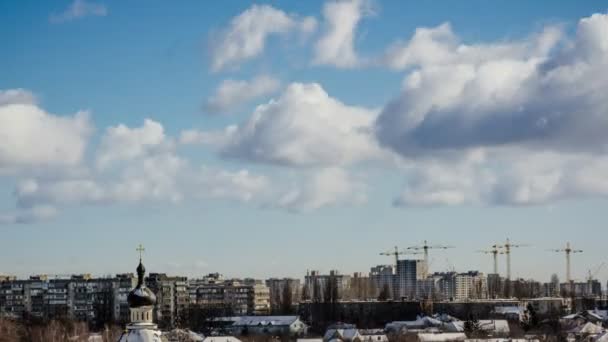 Iglesia en la ciudad con nubes en Timelapse — Vídeos de Stock