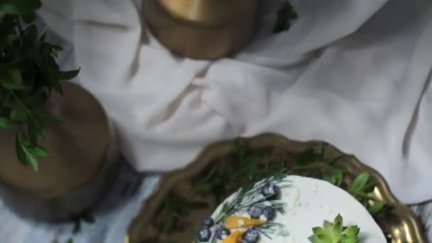 新鮮な果物と花のケーキ スタイルの美術 — ストック動画