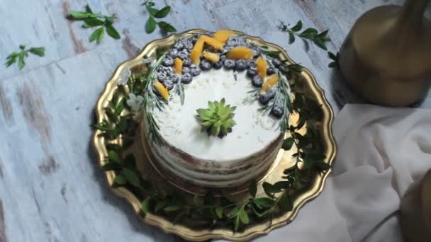 Kuchenstil Kunst mit frischen Früchten und Blumen — Stockvideo