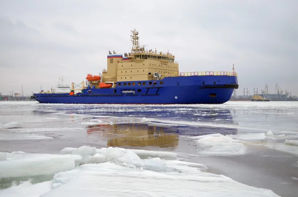 Eisbrecher im Hafen. — Stockfoto