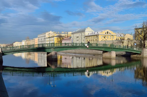 De brug door de rivier Fontanka. — Stockfoto