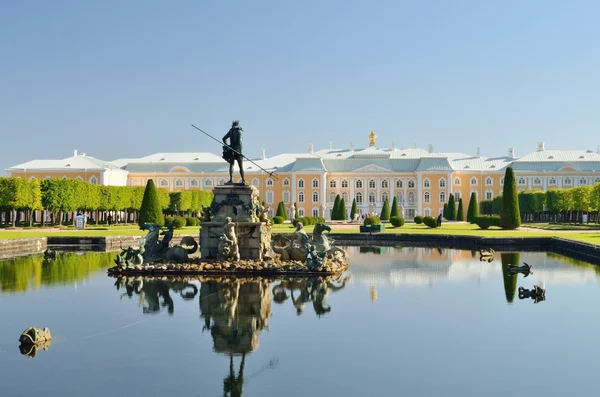 Fonte, Neptune.Peterhof . — Fotografia de Stock