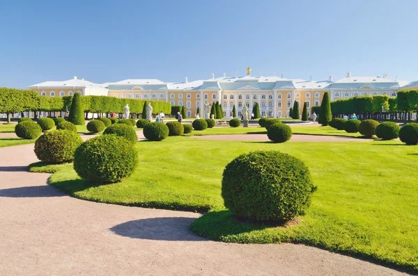 Der park in peterhof. — Stockfoto