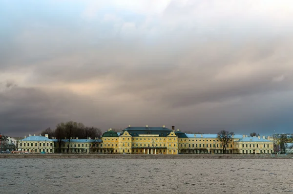 Stadtlandschaft vor dem Regen. — Stockfoto