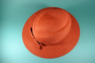 Bayanların keçe şapka.