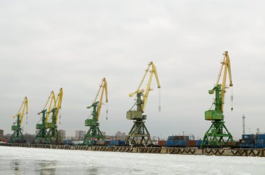 Gemi yükleme için Vinçler.