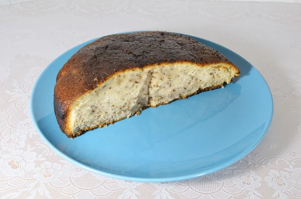 Ореховый пирог на блюдечке . — стоковое фото
