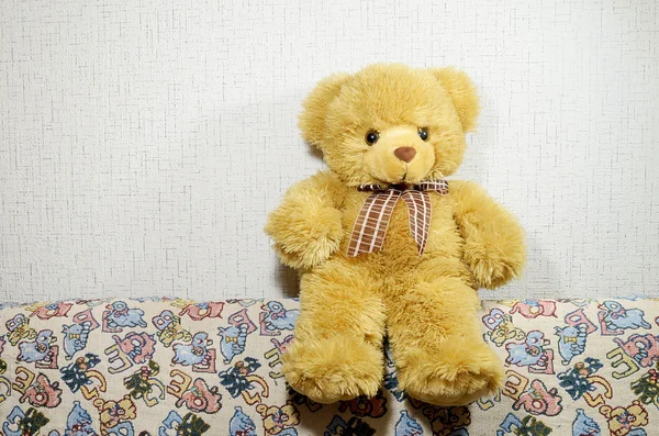 Teddy bear op de Bank. — Stockfoto