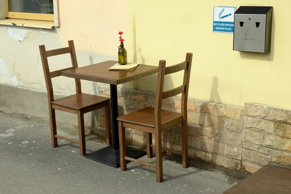 Une table et deux chaises. — Photo