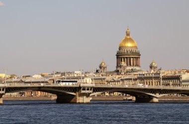 Şehir manzara nehir arka plan üzerinde.