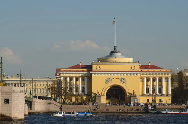 Здание адмиралтейства в Санкт-Петербурге . — стоковое фото