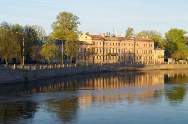 Şafakta şehir manzarası.